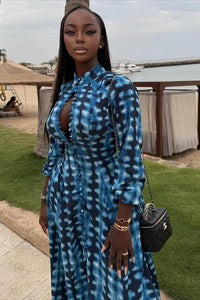 Blaues Batik-Maxi-Kleid mit Knopfleiste vorne im modernen Stil