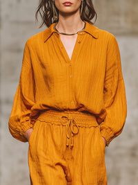 Lässiges Retro-Set aus orangefarbenem Hemd und Hose im modernen Stil