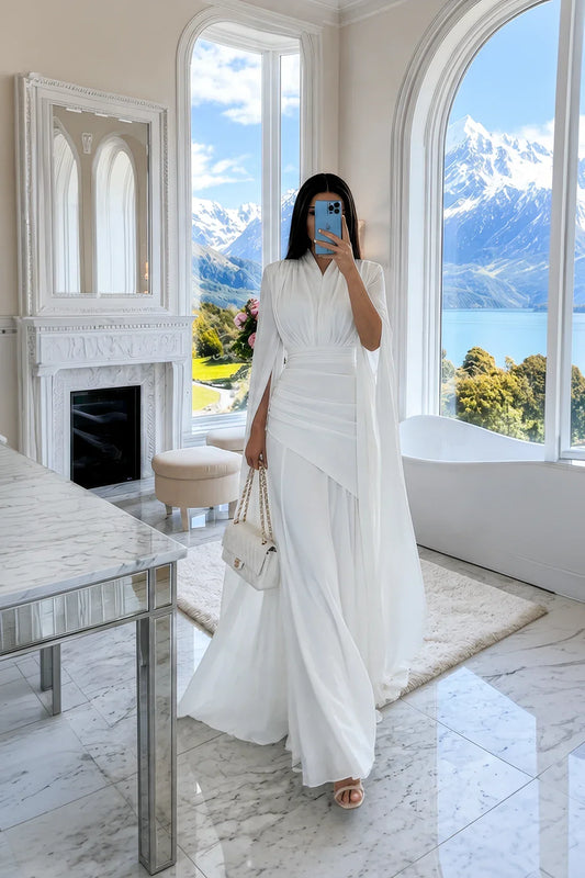 Weißes Maxikleid mit V-Ausschnitt, Cape-Ärmeln, geraffter Taille und bodenlangem Saum