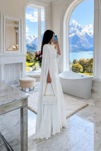 Weißes Maxikleid mit V-Ausschnitt, Cape-Ärmeln, geraffter Taille und bodenlangem Saum