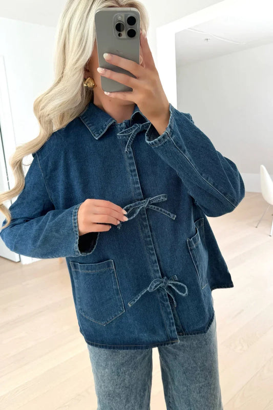 Dunkelblaue Jeansjacke mit Krawatte im modernen Stil