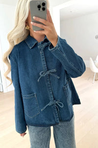 Dunkelblaue Jeansjacke mit Krawatte im modernen Stil