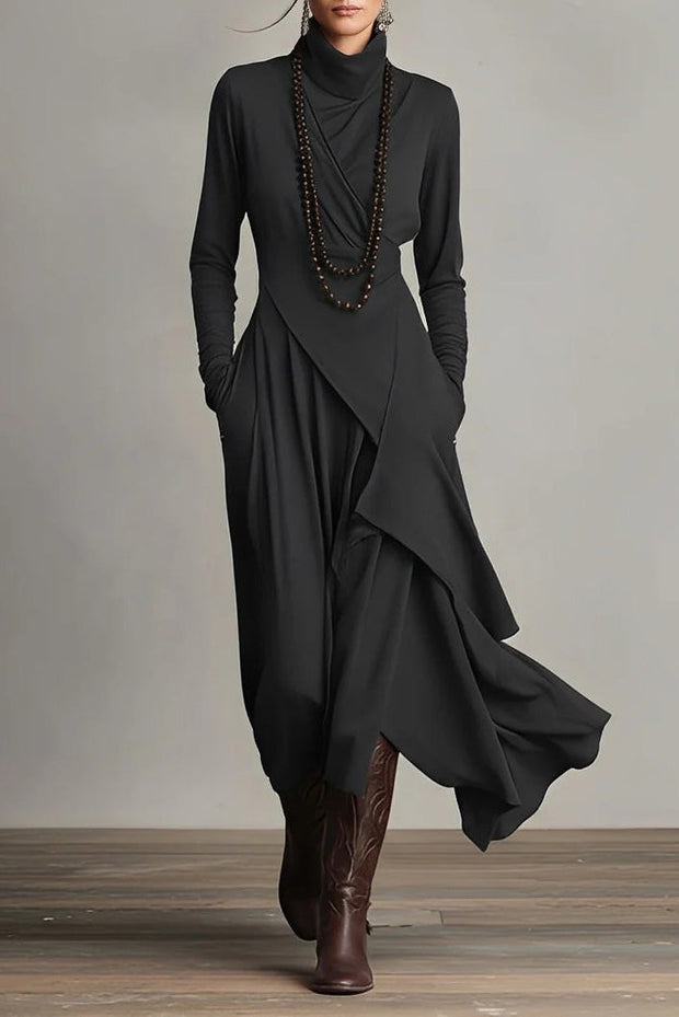 Lila Langes Kleid mit hohem Kragen und asymmetrischen Falten