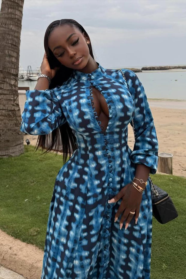 Blaues Batik-Maxi-Kleid mit Knopfleiste vorne im modernen Stil