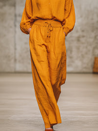 Lässiges Retro-Set aus orangefarbenem Hemd und Hose im modernen Stil