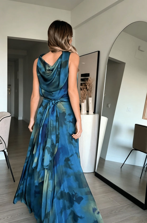 Elegantes cremefarbenes plissiertes Maxikleid