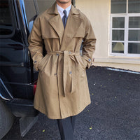 Trenchcoat mit doppelreihigem Schnitt und Gürtel