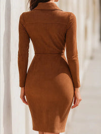 Karamellbraunes Wildlederkleid mit Reißverschluss im modernen Stil