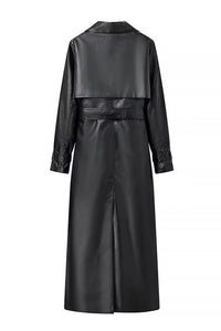 Lederjacke im City-Chic mit Taillengürtel im modernen Stil
