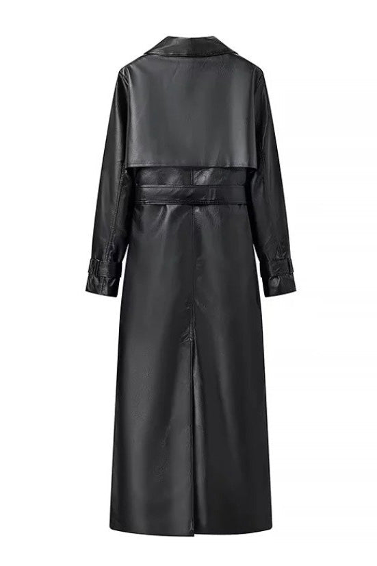 Lederjacke im City-Chic mit Taillengürtel im modernen Stil