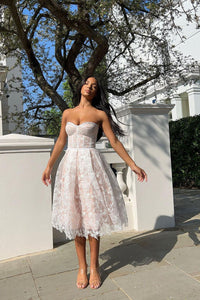 Romantisches sommerliches trägerloses Kleid in Midi-Länge