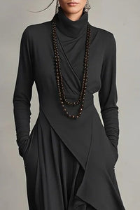 Lila Langes Kleid mit hohem Kragen und asymmetrischen Falten