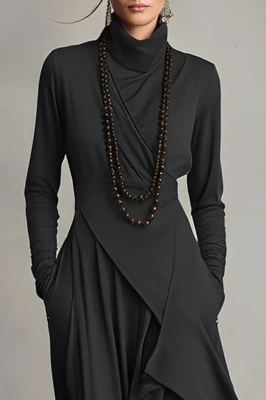 Lila Langes Kleid mit hohem Kragen und asymmetrischen Falten
