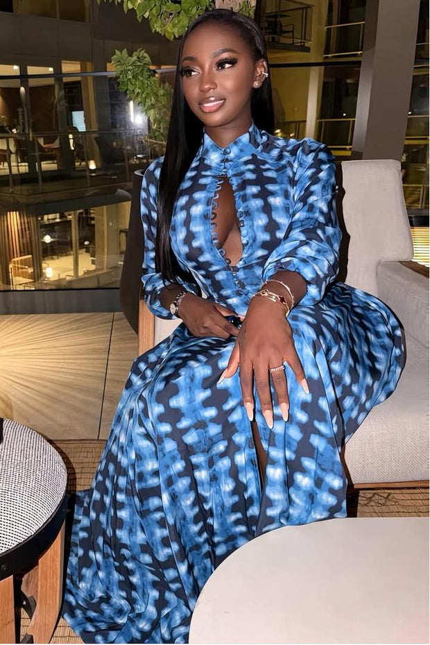 Blaues Batik-Maxi-Kleid mit Knopfleiste vorne im modernen Stil