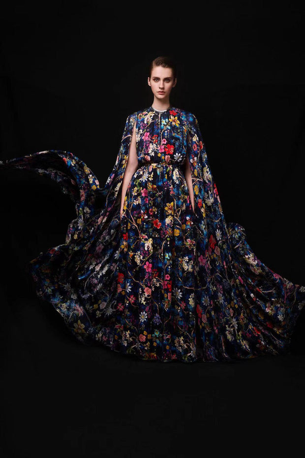 Nola Maxikleid mit Rundhals und Cape-Ärmeln