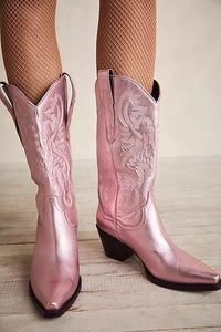 Bestickte Westernstiefel mit spitz zulaufender Spitze und dickem Absatz im modernen Stil