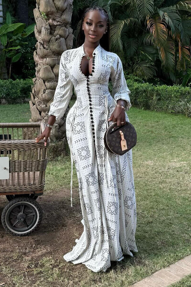 Weißes langärmeliges Kleid mit geometrischem Muster
