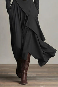 Lila Langes Kleid mit hohem Kragen und asymmetrischen Falten