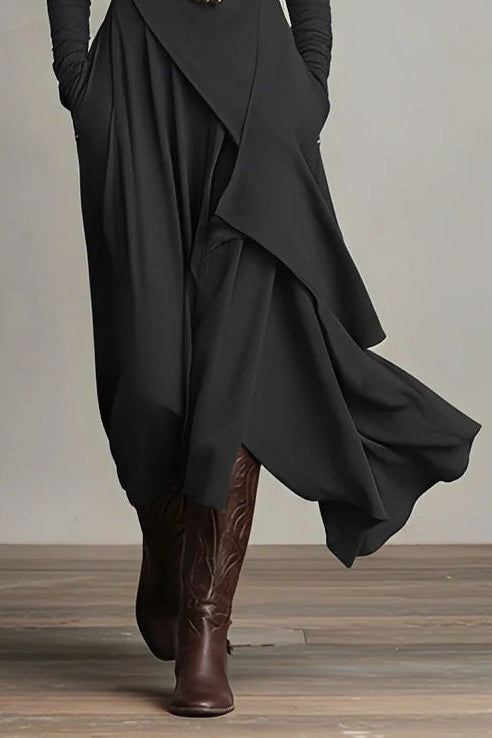 Lila Langes Kleid mit hohem Kragen und asymmetrischen Falten
