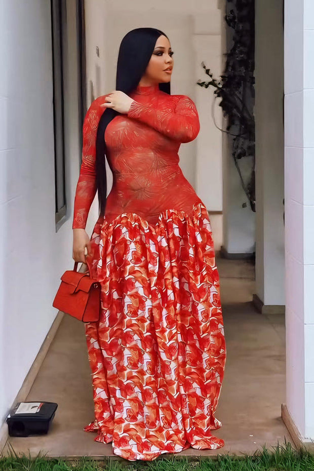 Lebhaftes rotes transparentes Maxi-Kleid mit Blumenmuster im modernen Stil