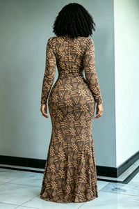 Maxikleid mit Totem-Muster und Netzstoff-Einsätzen
