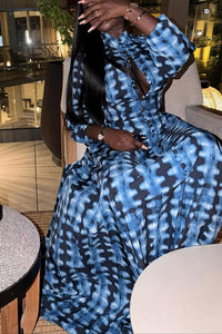 Blaues Batik-Maxi-Kleid mit Knopfleiste vorne im modernen Stil