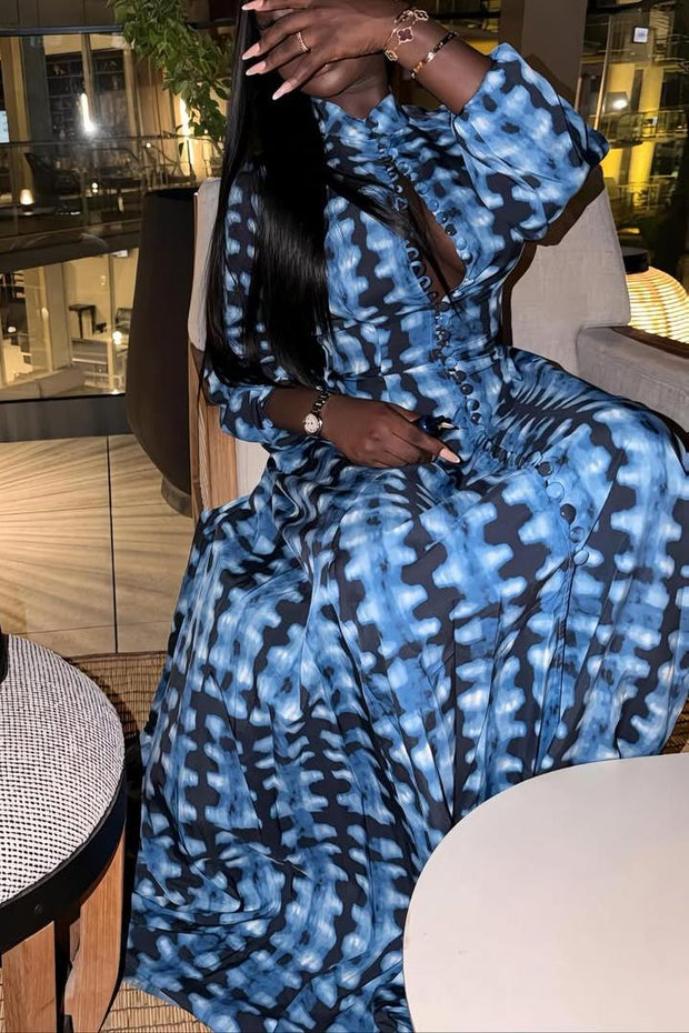 Blaues Batik-Maxi-Kleid mit Knopfleiste vorne im modernen Stil