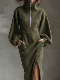 Midi-Kleid aus weichem Polar-Fleece mit Laternenärmeln, Frontreißverschluss und seitlichem Schlitz im modernen Stil