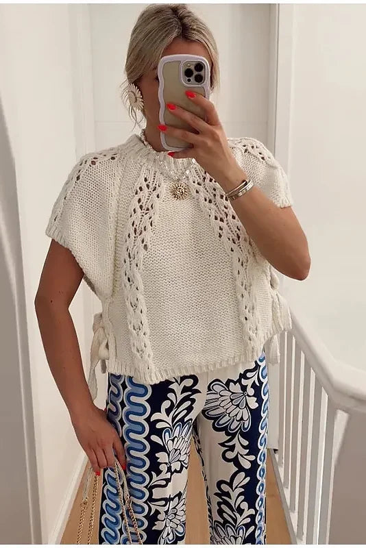 Gestrickter, hohler Damenpullover mit Schnürung im modernen Stil