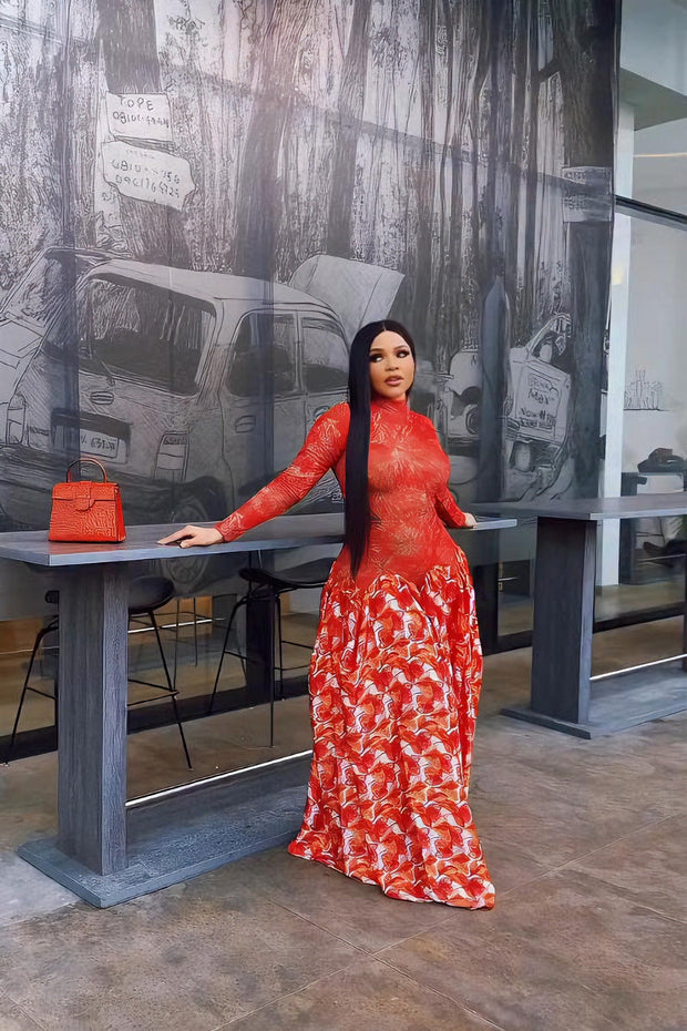 Lebhaftes rotes transparentes Maxi-Kleid mit Blumenmuster im modernen Stil