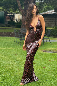 Glänzendes Kleid mit dünnen Trägern im modernen Stil