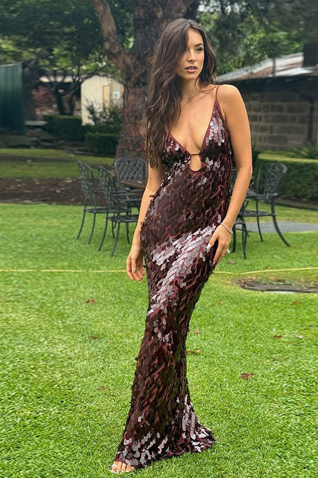 Glänzendes Kleid mit dünnen Trägern im modernen Stil