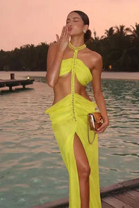 Langes Kleid mit Lagen-Look und Neckholder-Kette