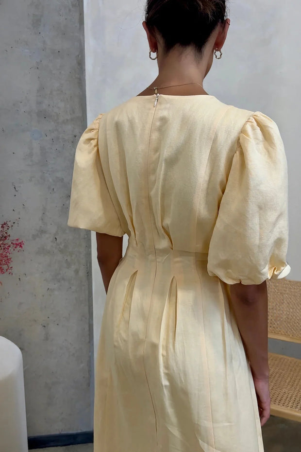 Buttergelbes Air Maxi-Kleid im modernen Stil