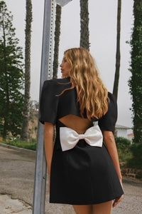 Elsie rückenfreies Minikleid mit V-Neck und Schleife