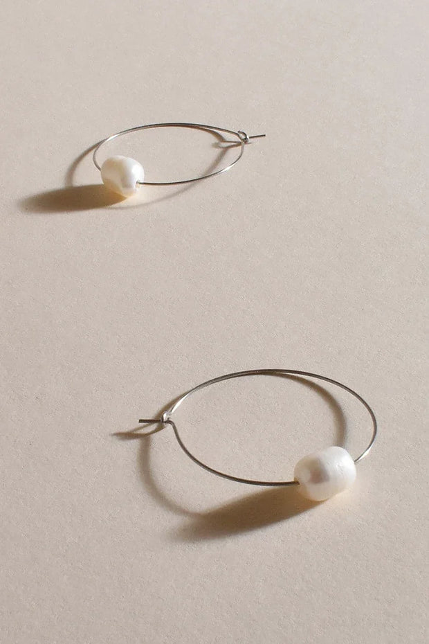 Einfache Creolen aus feinem Perlendraht - Creme/Silber im modernen Stil