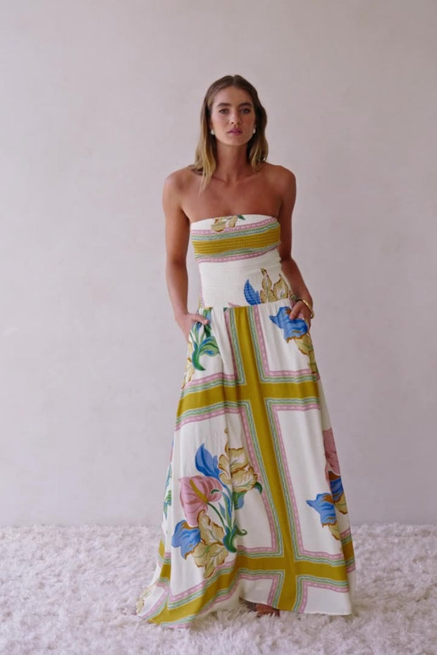 Tropisches Sommerkleid im modernen Stil