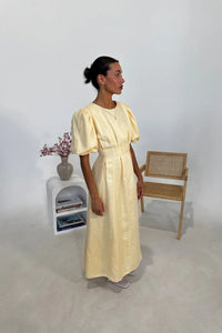 Buttergelbes Air Maxi-Kleid im modernen Stil