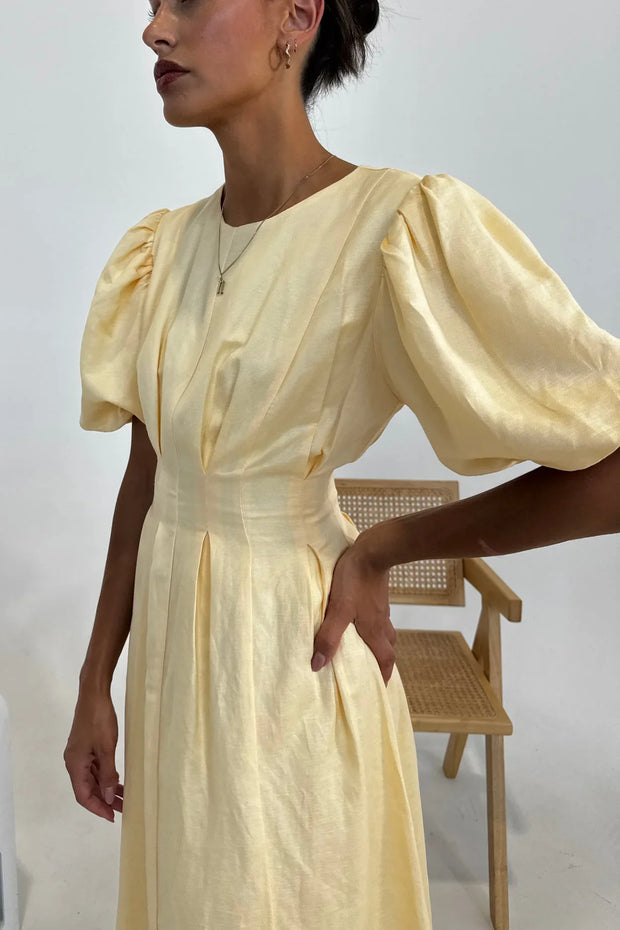 Buttergelbes Air Maxi-Kleid im modernen Stil