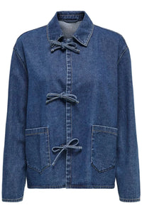 Dunkelblaue Jeansjacke mit Krawatte im modernen Stil
