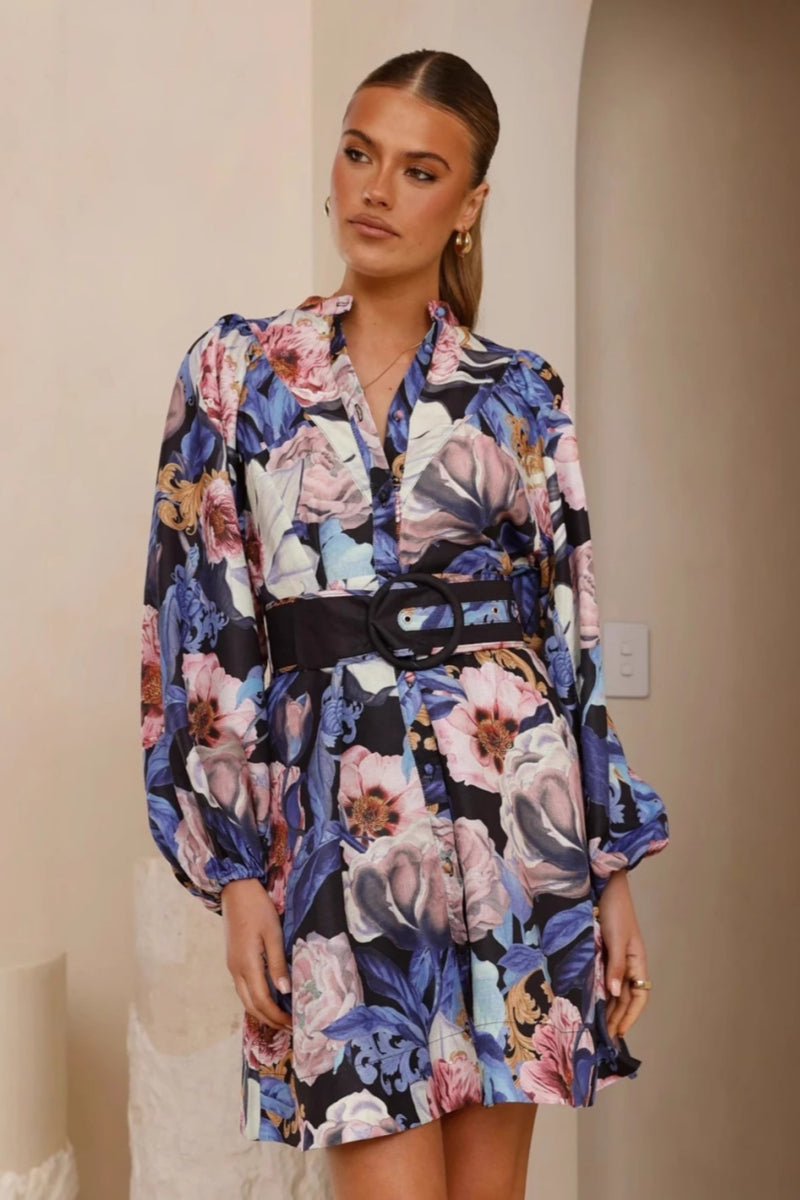 Lässiges Wickelkleid mit Gürtel im modernen Stil