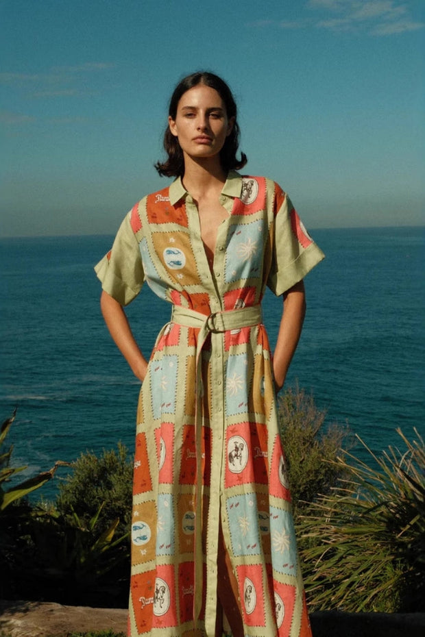 Leinenkleid mit Hemdkragen und langem Schnitt im modernen Stil