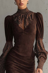 Braunes figurbetontes Kleid aus Kunstwildleder mit Satin-Punkten