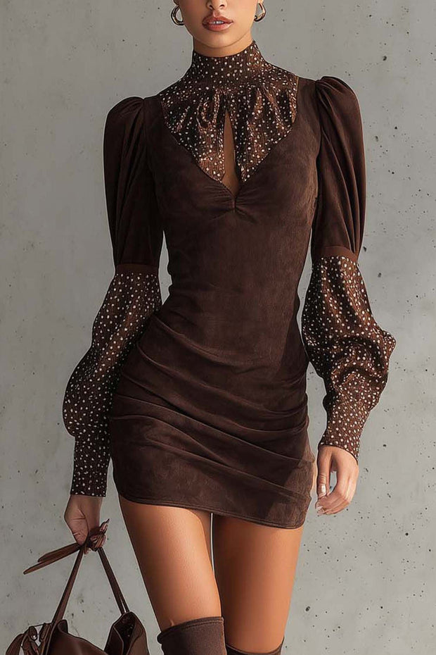 Braunes figurbetontes Kleid aus Kunstwildleder mit Satin-Punkten