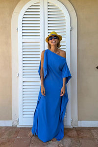 Fließender asymmetrischer Kaftan mit Gürtel im modernen Stil