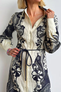 Kleid mit hoher Taille und Knopfleiste im modernen Stil