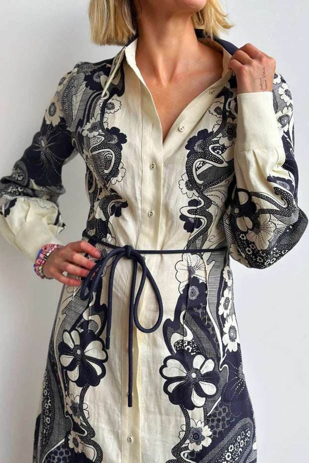Kleid mit hoher Taille und Knopfleiste im modernen Stil
