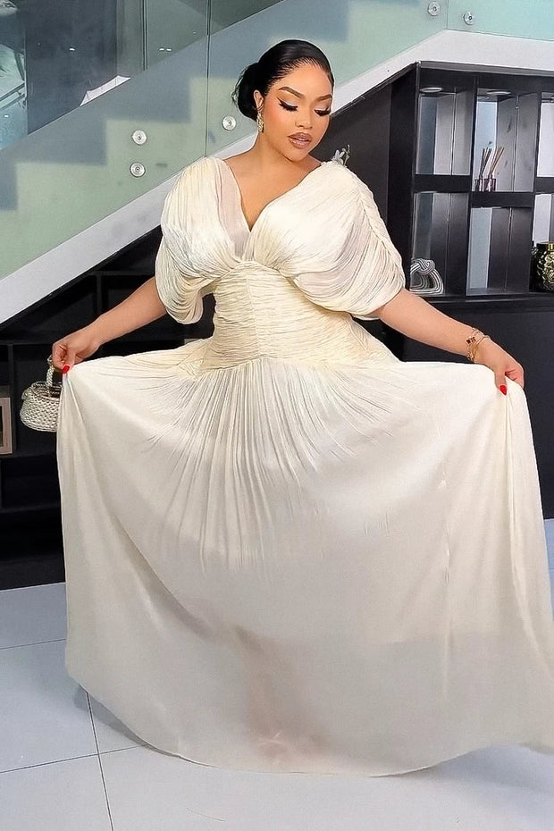 Elegantes cremefarbenes plissiertes Maxikleid