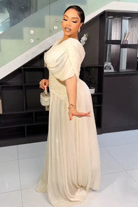 Elegantes cremefarbenes plissiertes Maxikleid