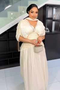 Elegantes cremefarbenes plissiertes Maxikleid